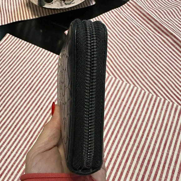 Chanel Camillia calfskin zip wallet. - Picture 4 of 12